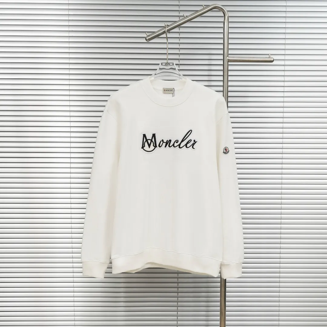 P250 top version (different currencies) Style: MONCLER classic patched pullover long-sleeved round neck sweatshirt Color: Picture color Size: S-XL Fabric: Pure cotton Accessories: Full set of customized accessories No gender distinction Same style for men and women