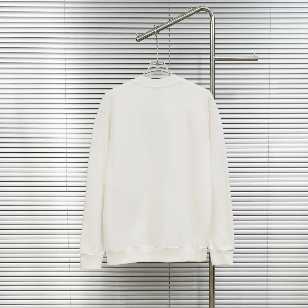 P250 top version (different currencies) Style: MONCLER classic patched pullover long-sleeved round neck sweatshirt Color: Picture color Size: S-XL Fabric: Pure cotton Accessories: Full set of customized accessories No gender distinction Same style for men and women