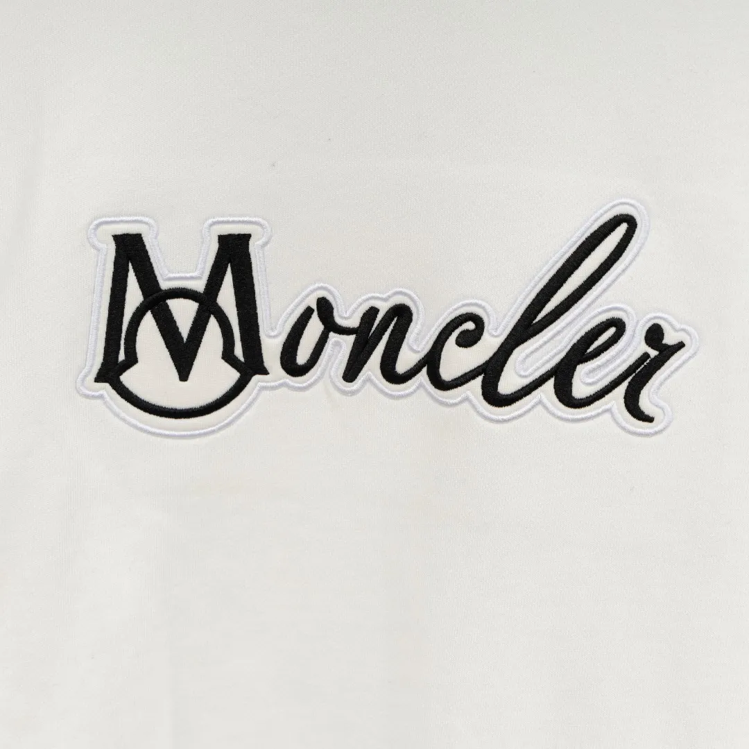 P250 top version (different currencies) Style: MONCLER classic patched pullover long-sleeved round neck sweatshirt Color: Picture color Size: S-XL Fabric: Pure cotton Accessories: Full set of customized accessories No gender distinction Same style for men and women