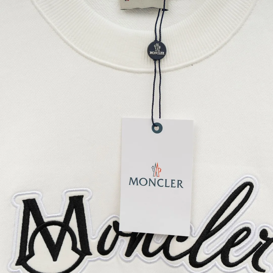 P250 top version (different currencies) Style: MONCLER classic patched pullover long-sleeved round neck sweatshirt Color: Picture color Size: S-XL Fabric: Pure cotton Accessories: Full set of customized accessories No gender distinction Same style for men and women