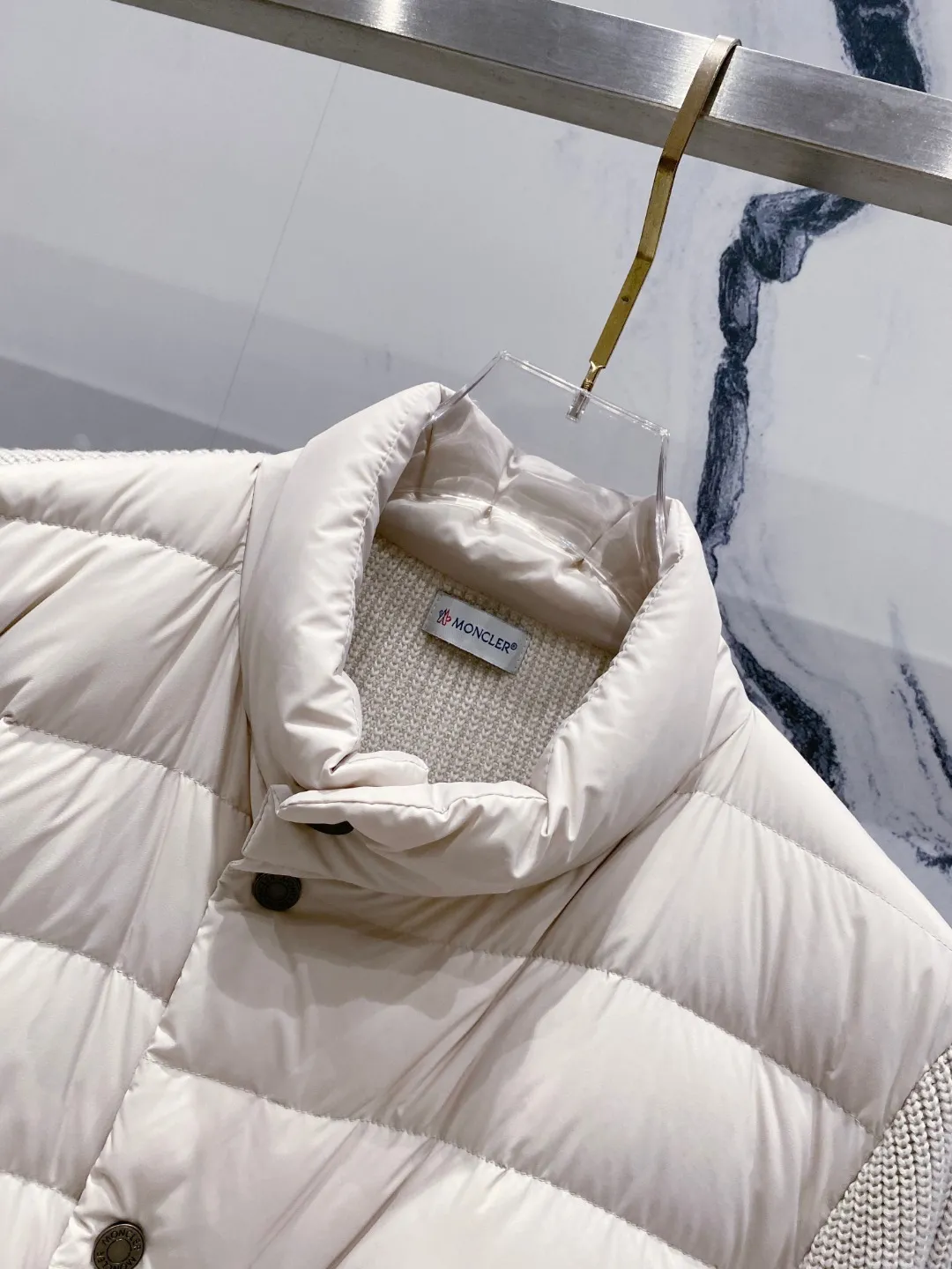 P700 Moncler 2025 new autumn and winter down jacket. The knitted splicing down jacket uses the new national standard 95 white duck down. The new autumn and winter product has an inner artifact! In China, down and black colors are all in basic style. They can be worn alone or layered to create a more layered look! Full of fluffiness! It has enough filling, and its thermal insulation performance is not a problem, it is windproof and warm! Color: Black White Size: 48-56