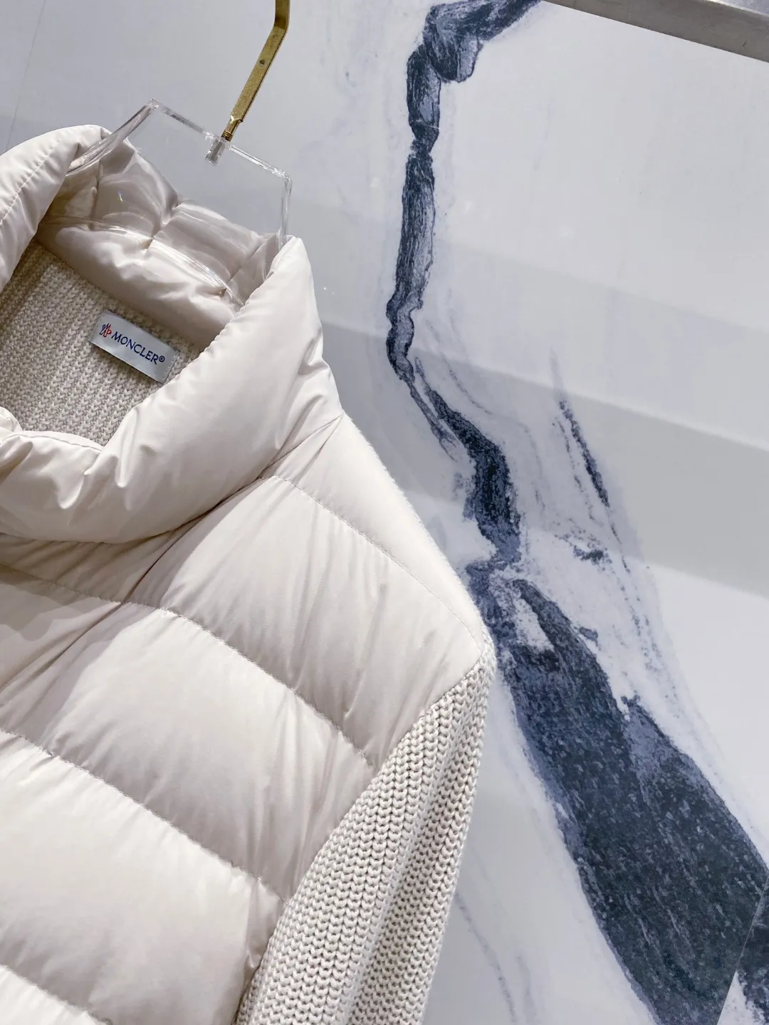P700 Moncler 2025 new autumn and winter down jacket. The knitted splicing down jacket uses the new national standard 95 white duck down. The new autumn and winter product has an inner artifact! In China, down and black colors are all in basic style. They can be worn alone or layered to create a more layered look! Full of fluffiness! It has enough filling, and its thermal insulation performance is not a problem, it is windproof and warm! Color: Black White Size: 48-56