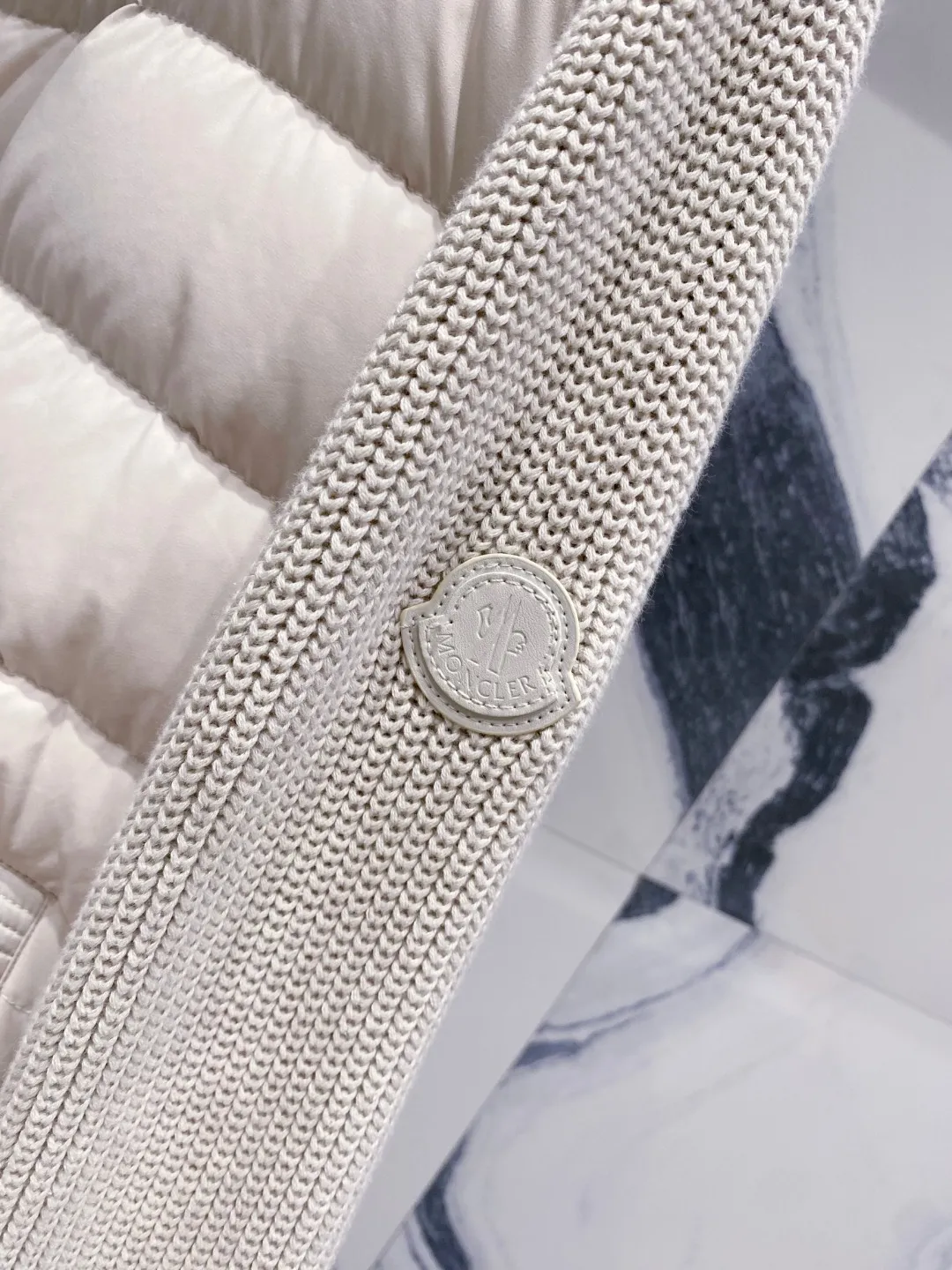 P700 Moncler 2025 new autumn and winter down jacket. The knitted splicing down jacket uses the new national standard 95 white duck down. The new autumn and winter product has an inner artifact! In China, down and black colors are all in basic style. They can be worn alone or layered to create a more layered look! Full of fluffiness! It has enough filling, and its thermal insulation performance is not a problem, it is windproof and warm! Color: Black White Size: 48-56