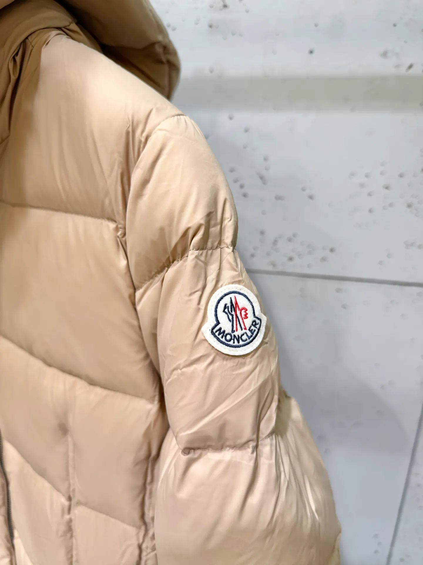 P1160 Moncler Boedic Long Women's Long Top Boedic long down combines exquisite materials and attention to details. Its timeless and elegant fashion design can provide you with a warm and caring wearing experience. The Boedic long down style features a waist-cinching belt to accentuate the feminine silhouette for a stylish winter look. Comfortable hood with rich fleece trim that can be easily removed to suit your mood and weather conditions Size : 1-4