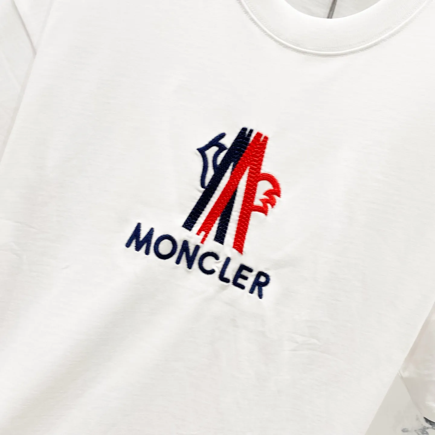 P150 MONCLER/Muzzled 260g round neck short-sleeved T-shirt, color block brand pattern embroidery🪡letter LOGO, official synchronization, high version, high quality, fashionable personality, versatile trend, pure original quality, original fabric, tag, collar label, washed wheat, complete three standards, color: black, white. Size: XS-L