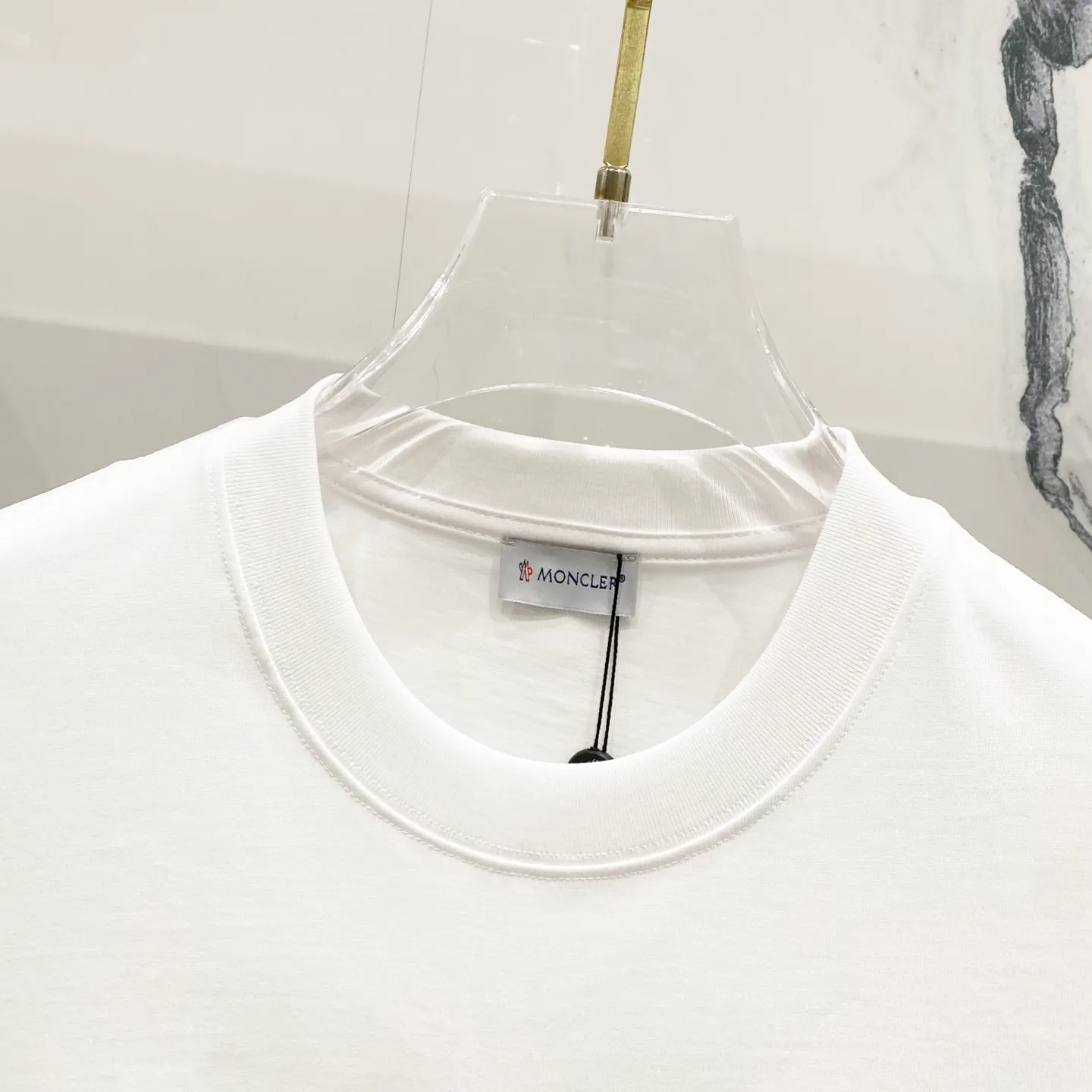 P150 MONCLER/Muzzled 260g round neck short-sleeved T-shirt, color block brand pattern embroidery🪡letter LOGO, official synchronization, high version, high quality, fashionable personality, versatile trend, pure original quality, original fabric, tag, collar label, washed wheat, complete three standards, color: black, white. Size: XS-L