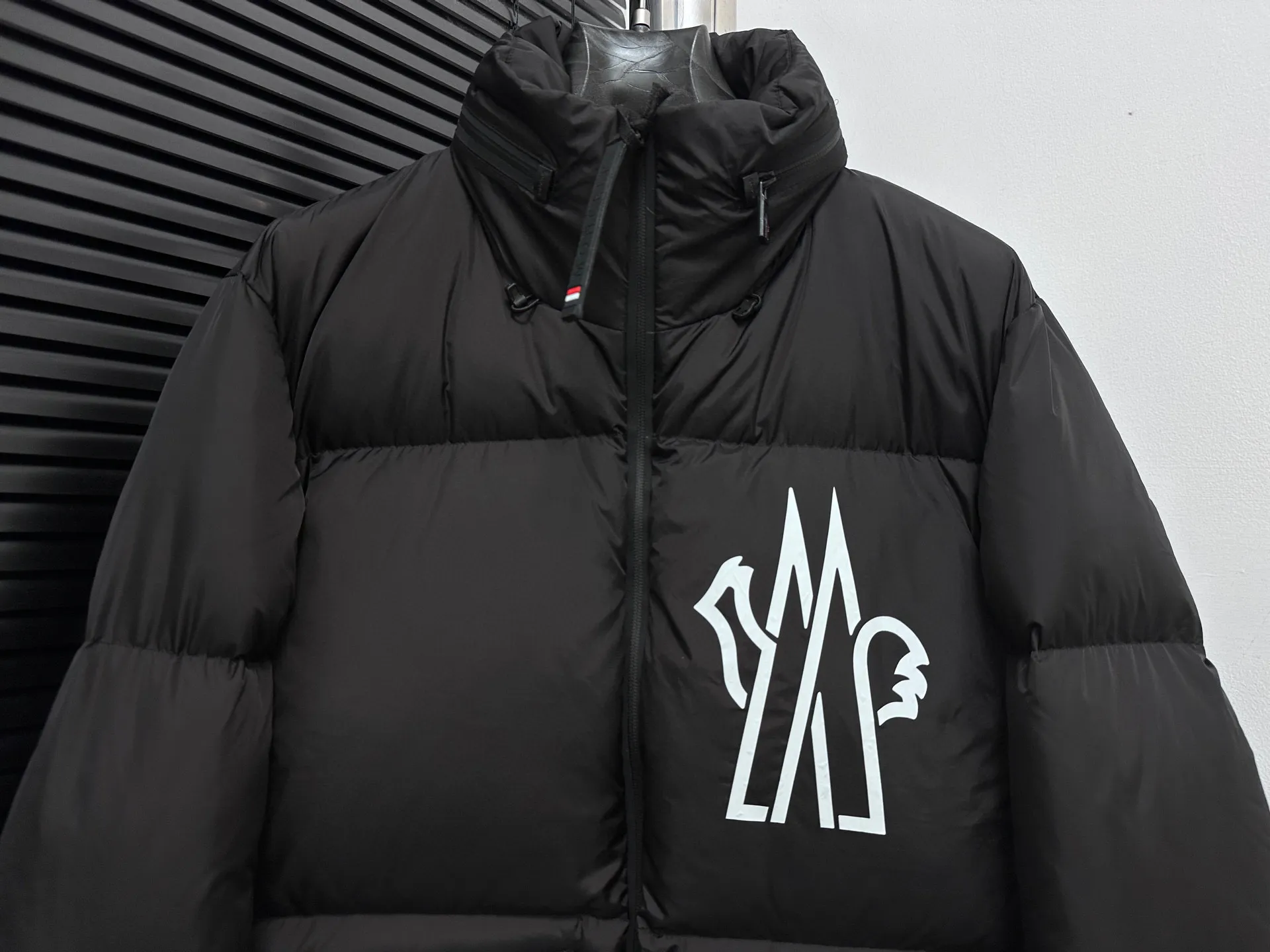 P1000 [moncler] Mengkou 2025 Autumn and Winter New Style🆕 Down Jacket Original custom-made hardware accessories are all imported and original customization Welcome to compare Absolutely high quality Super soft Filled with fluffy and full feathers Super heavy-duty Fabric with excellent workmanship👍Perfect version Note⚠The fabric is super comfortable Exclusive model Non-market goods Same style for men and women Size: 1 2 3 4 5
