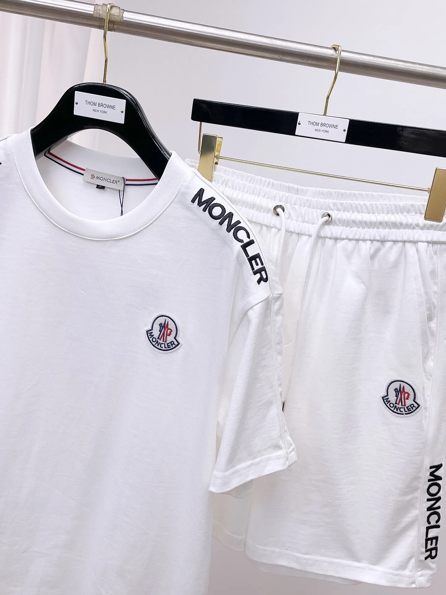 P560 Brand [MONCLER Mouth Covered] 2025 round neck short-sleeved shorts suit. The pure cotton fabric upper body will not be stuffy, the smooth and comfortable skin-friendly effect is more breathable, the fabric has its own texture, classic logo technology, a new interpretation from a unique angle, the first choice for fashion and versatility! Size: M-3XL (maximum wear: 190 pounds)