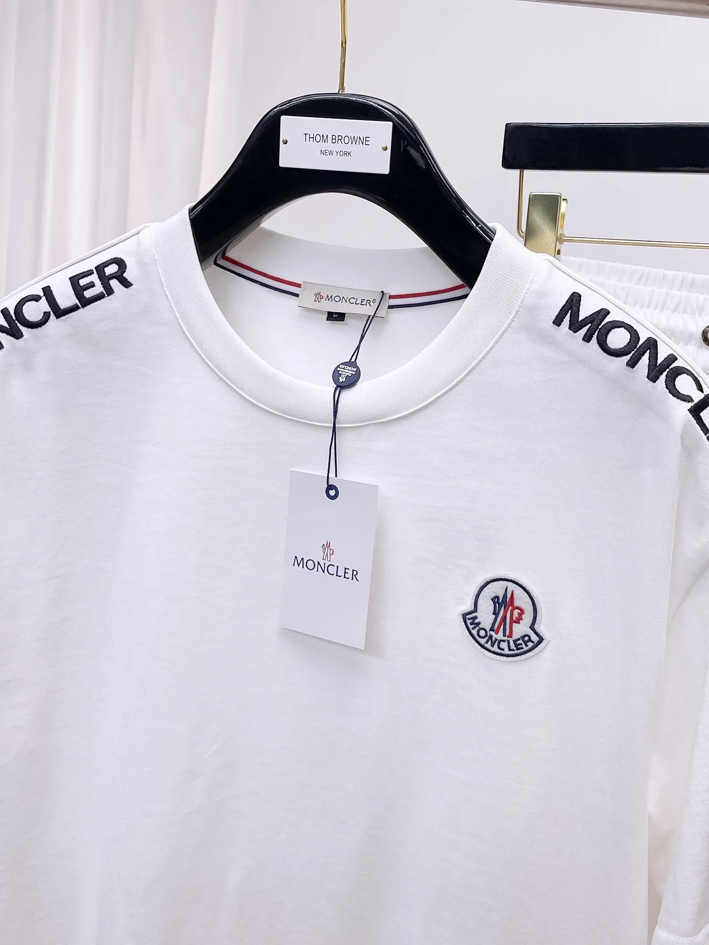 P560 Brand [MONCLER Mouth Covered] 2025 round neck short-sleeved shorts suit. The pure cotton fabric upper body will not be stuffy, the smooth and comfortable skin-friendly effect is more breathable, the fabric has its own texture, classic logo technology, a new interpretation from a unique angle, the first choice for fashion and versatility! Size: M-3XL (maximum wear: 190 pounds)