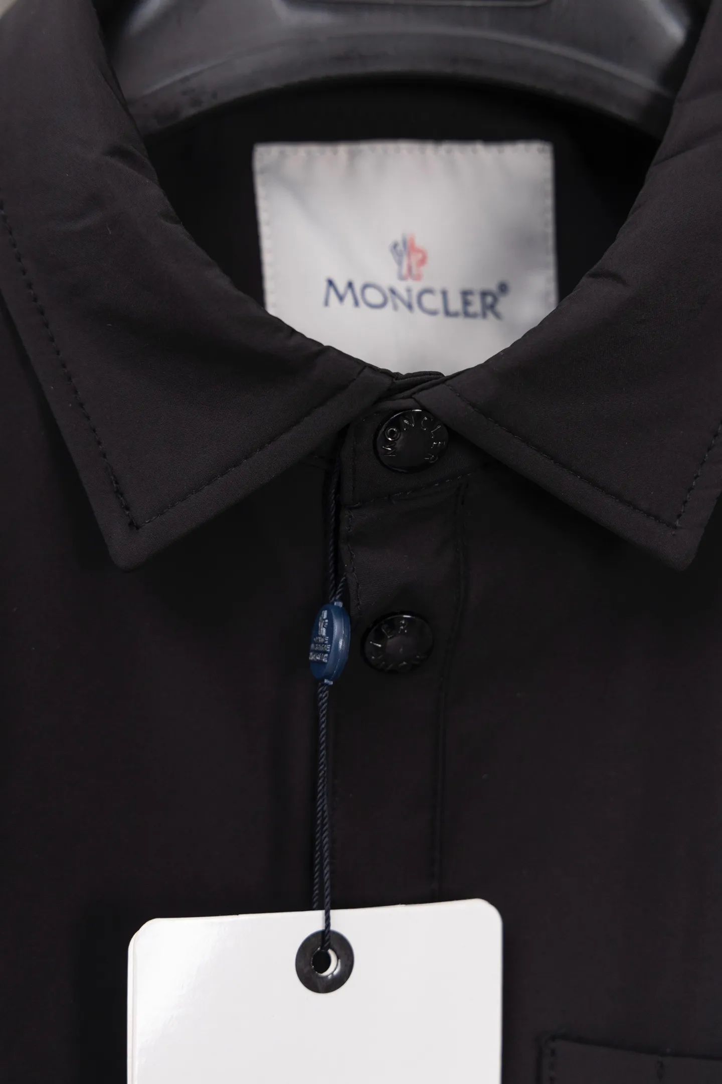 P310 Model number: M005 Moncler logo zipper shirt jacket. Customized high-quality cotton hidden pattern gabardine. Full of texture. Comfortable and close to the skin. The brown tone exudes restrained tenderness. The iconic Moncler logo embroidered logo is embellished on it to increase brand recognition. Simple and smooth lines. The zipper opening and closing also follows the principle of minimalism. Use simplicity as the pen and texture as the ink. Use the simplest elements to outline the most moving fashion picture. Process 1: Use imported special machine infrared to locate the "Moncler logo embroidery", the position is more accurate and strong. Process 2: Template machine to open the bag. The preset template guides the position, shape and size of the bag opening. The accuracy ensures the quality of the bag opening effect. Process 3: The fabrics have been washed and have a better hand feel. Not easy to deform, not easy to shrink, not easy to fade, and maintain long-term beauty. Color: navy black Size: S-XL