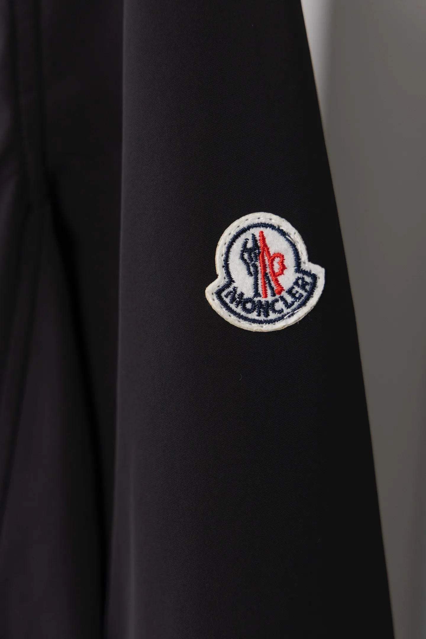 P310 Model number: M005 Moncler logo zipper shirt jacket. Customized high-quality cotton hidden pattern gabardine. Full of texture. Comfortable and close to the skin. The brown tone exudes restrained tenderness. The iconic Moncler logo embroidered logo is embellished on it to increase brand recognition. Simple and smooth lines. The zipper opening and closing also follows the principle of minimalism. Use simplicity as the pen and texture as the ink. Use the simplest elements to outline the most moving fashion picture. Process 1: Use imported special machine infrared to locate the "Moncler logo embroidery", the position is more accurate and strong. Process 2: Template machine to open the bag. The preset template guides the position, shape and size of the bag opening. The accuracy ensures the quality of the bag opening effect. Process 3: The fabrics have been washed and have a better hand feel. Not easy to deform, not easy to shrink, not easy to fade, and maintain long-term beauty. Color: navy black Size: S-XL