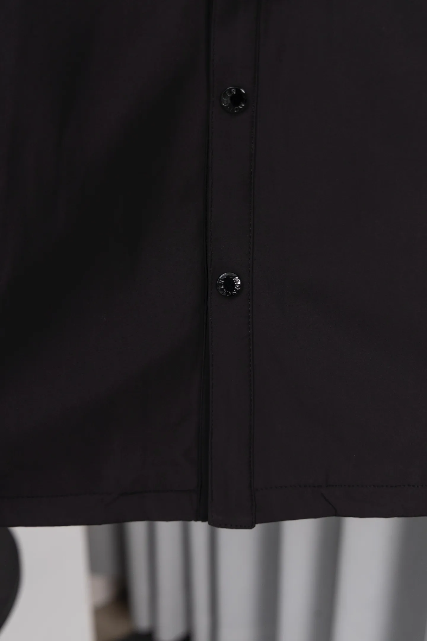 P310 Model number: M005 Moncler logo zipper shirt jacket. Customized high-quality cotton hidden pattern gabardine. Full of texture. Comfortable and close to the skin. The brown tone exudes restrained tenderness. The iconic Moncler logo embroidered logo is embellished on it to increase brand recognition. Simple and smooth lines. The zipper opening and closing also follows the principle of minimalism. Use simplicity as the pen and texture as the ink. Use the simplest elements to outline the most moving fashion picture. Process 1: Use imported special machine infrared to locate the "Moncler logo embroidery", the position is more accurate and strong. Process 2: Template machine to open the bag. The preset template guides the position, shape and size of the bag opening. The accuracy ensures the quality of the bag opening effect. Process 3: The fabrics have been washed and have a better hand feel. Not easy to deform, not easy to shrink, not easy to fade, and maintain long-term beauty. Color: navy black Size: S-XL