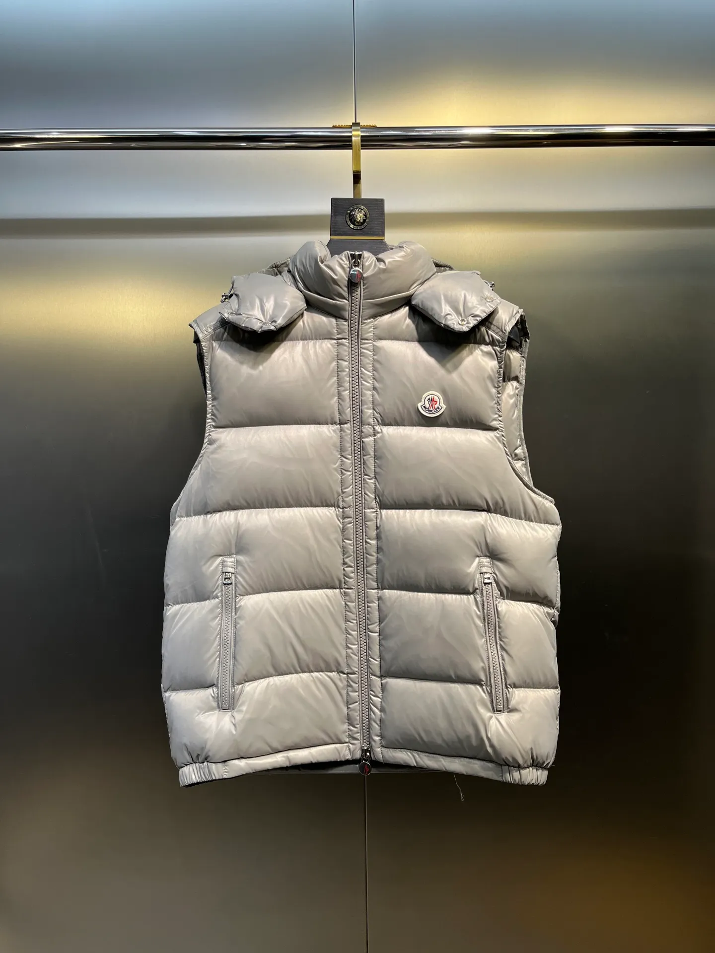 P510 moncler 🌟Classic hooded down, removable, a must-have for all kinds of experts, same style for men and women, super hot style, versatile hooded down that allows you to be stylish and fashionable easily. The lining is made of 90% white duck down, and its warmth retention is three times higher than ordinary ones! Original chest label 1:1 customized, classic without too much copywriting size: 12345