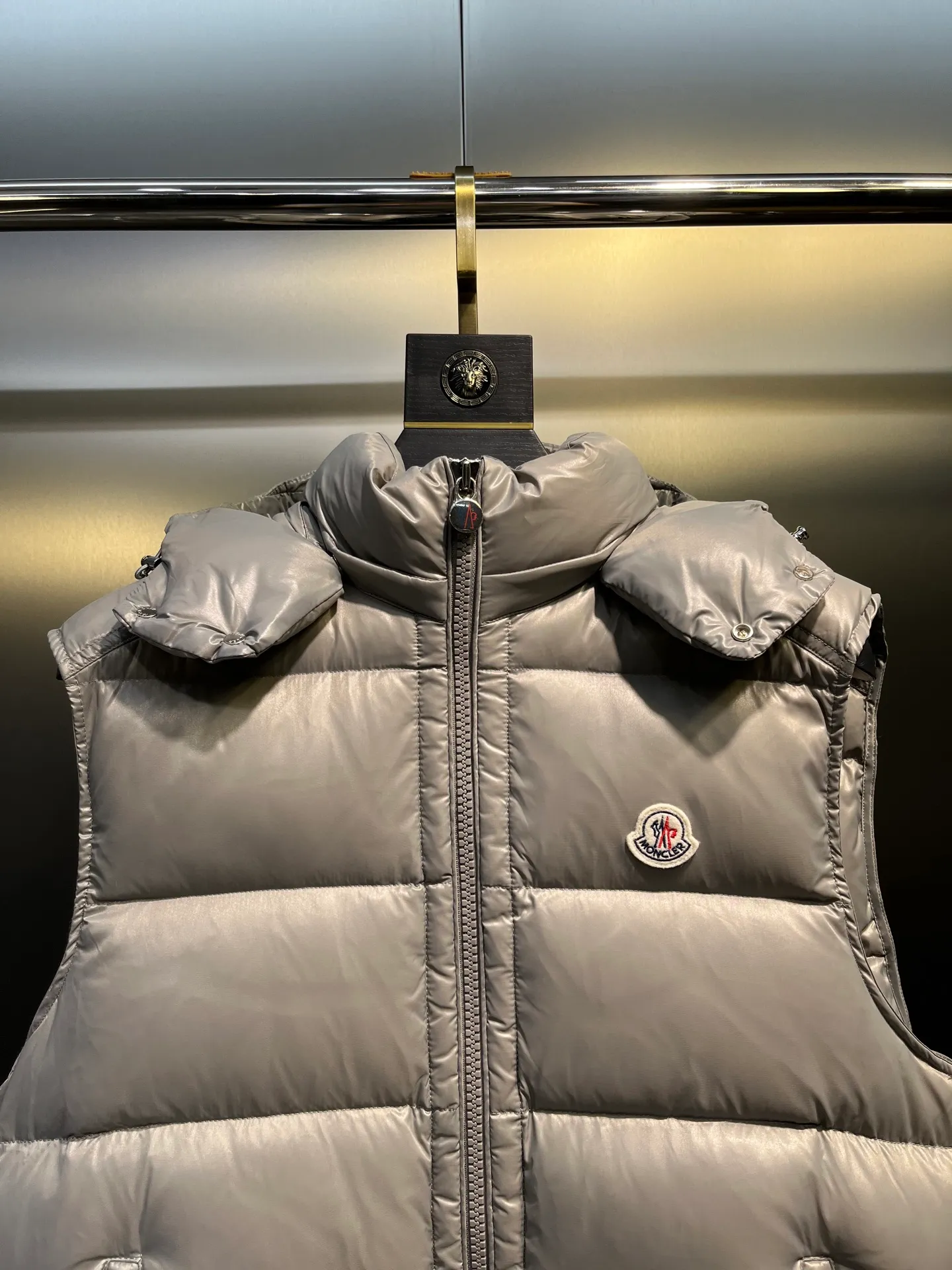 P510 moncler 🌟Classic hooded down, removable, a must-have for all kinds of experts, same style for men and women, super hot style, versatile hooded down that allows you to be stylish and fashionable easily. The lining is made of 90% white duck down, and its warmth retention is three times higher than ordinary ones! Original chest label 1:1 customized, classic without too much copywriting size: 12345