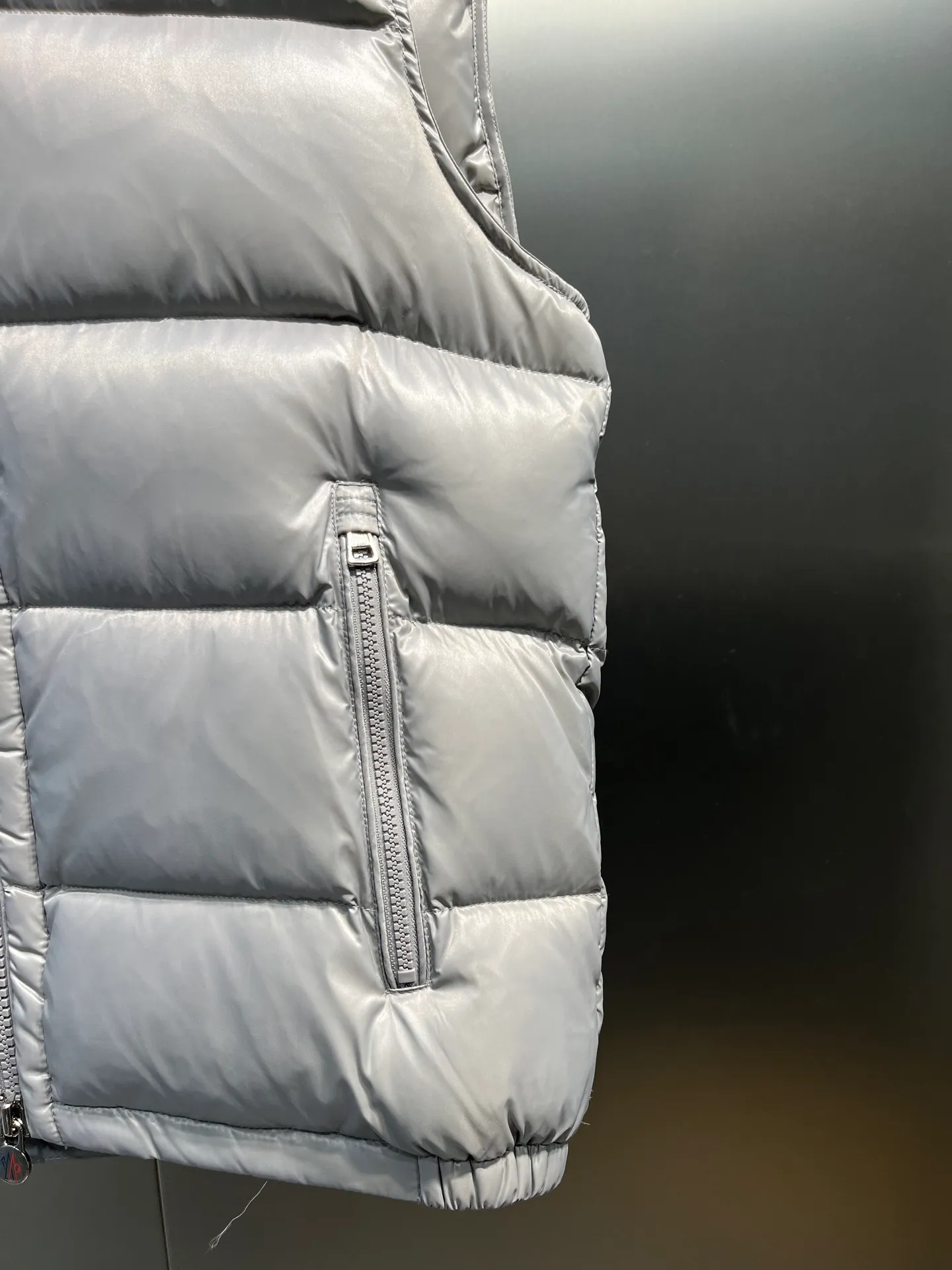 P510 moncler 🌟Classic hooded down, removable, a must-have for all kinds of experts, same style for men and women, super hot style, versatile hooded down that allows you to be stylish and fashionable easily. The lining is made of 90% white duck down, and its warmth retention is three times higher than ordinary ones! Original chest label 1:1 customized, classic without too much copywriting size: 12345