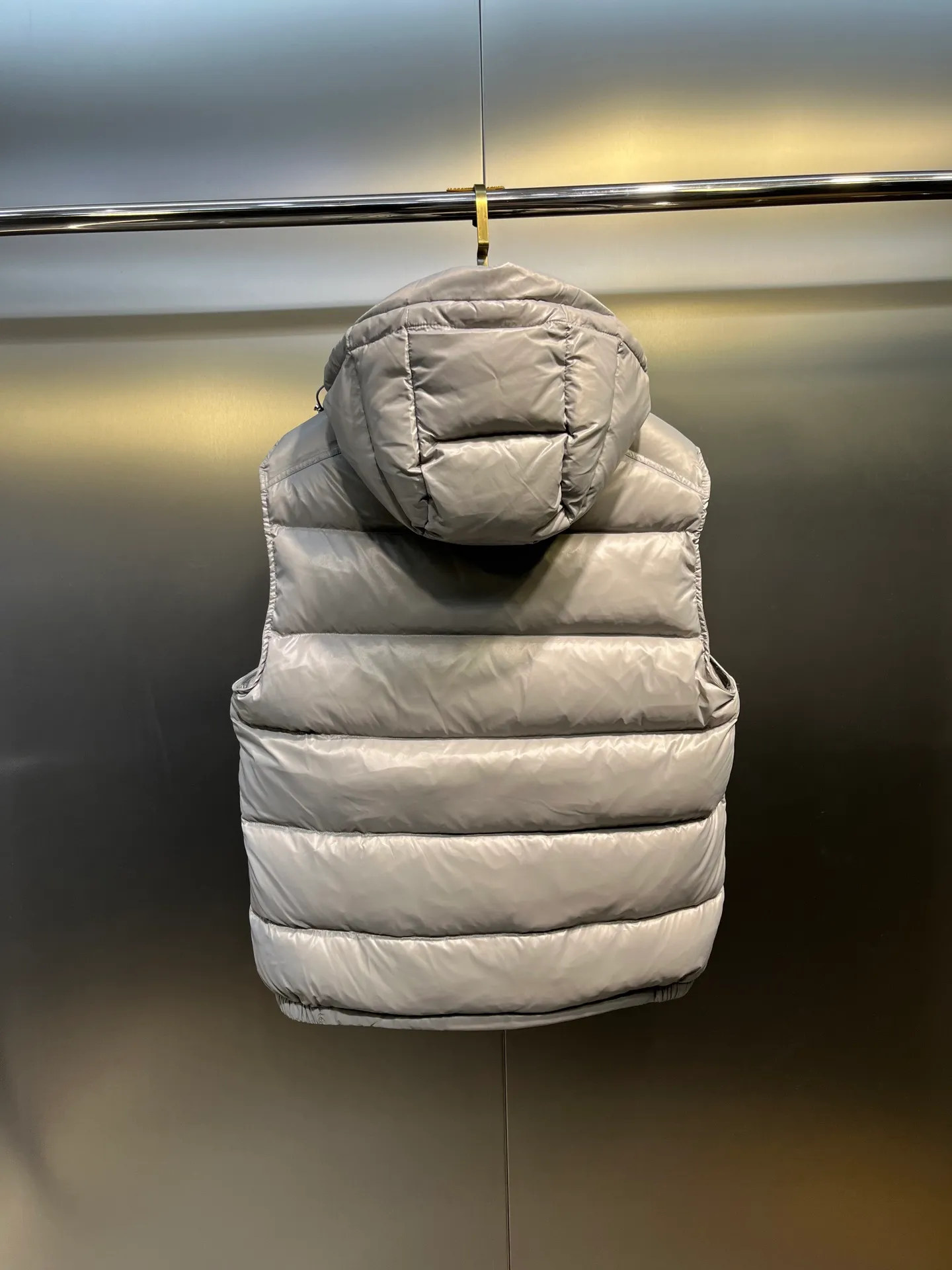 P510 moncler 🌟Classic hooded down, removable, a must-have for all kinds of experts, same style for men and women, super hot style, versatile hooded down that allows you to be stylish and fashionable easily. The lining is made of 90% white duck down, and its warmth retention is three times higher than ordinary ones! Original chest label 1:1 customized, classic without too much copywriting size: 12345