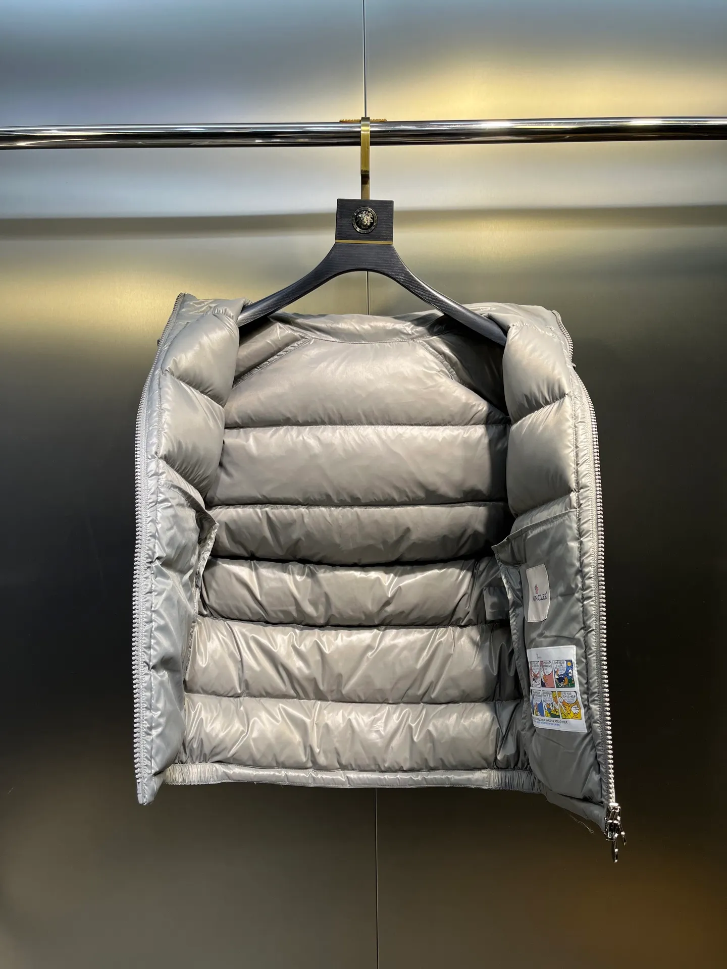P510 moncler 🌟Classic hooded down, removable, a must-have for all kinds of experts, same style for men and women, super hot style, versatile hooded down that allows you to be stylish and fashionable easily. The lining is made of 90% white duck down, and its warmth retention is three times higher than ordinary ones! Original chest label 1:1 customized, classic without too much copywriting size: 12345
