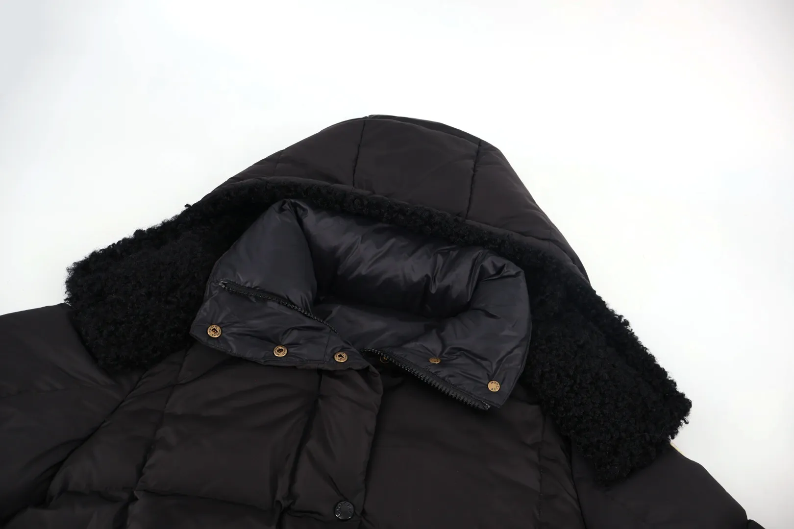 P1130 Moncler Lamb Wool Collar Women's Down Jacket (Black) The collar is made of customized imported lamb wool material, which is spliced ​​with customized light waterproof and breathable 100% polyester fiber fabric. Filled with RDS-certified 90% high-loft white duck down, the filling volume is about 400G, and the fill power is as high as 800+ 5A standard warmth level! The snap button opening and closing are made of custom-painted paint with logo engraving, which is extremely tight and has perfect details. The new season's complete set of accessories is independently developed, and every small detail is perfectly presented. Size:0-1-2-3