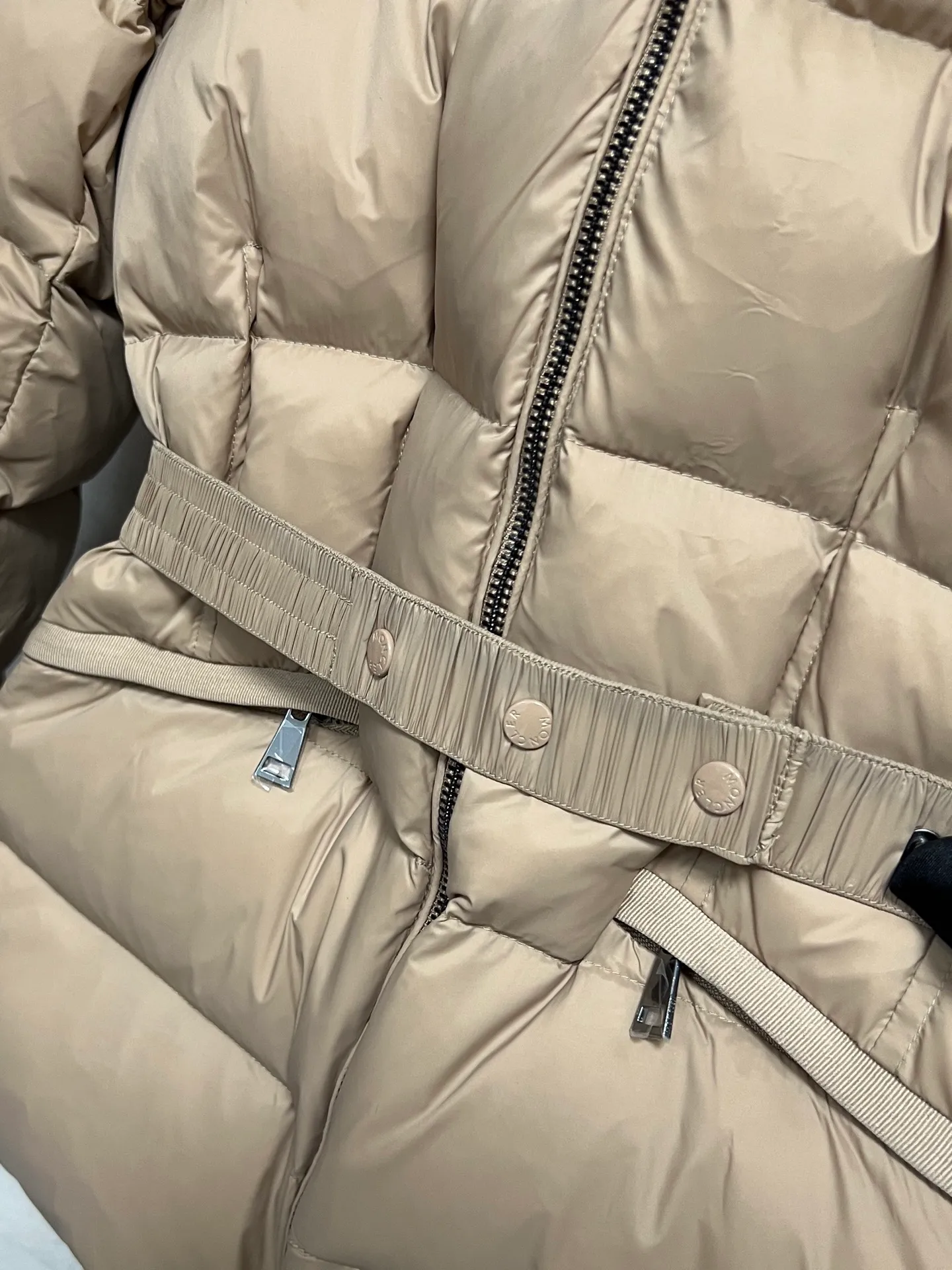 P1080 Moncler's new fur collar hooded waisted down jacket. The slim fit highlights the fluffy temperament of this down jacket. It is light and neat without any bloat. The fur collar at the neck is very textured. It is super slim and reduces your age. It is both warm and fashionable. It is definitely a versatile and unmistakable warm weapon for daily outings. Size: 1234