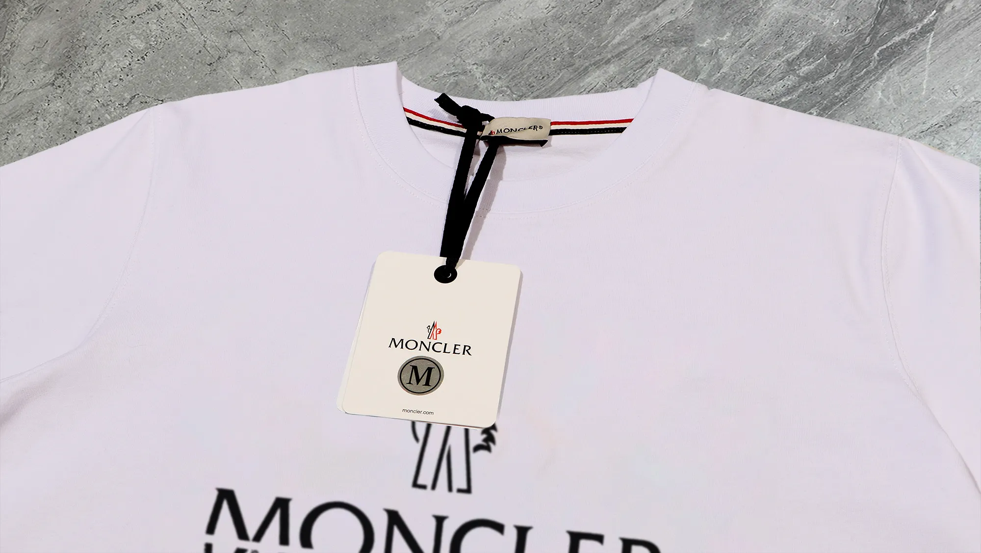 P210 High-version sweatshirt) [Long-term stock] 〖𝐌𝐎𝐍𝐂𝐋𝐄𝐑~Mask〗 Made of 440g heavy-weight fabric. It is different from the market currency. It can be matched with any variety and is properly handsome. 😎The whole dress is made of double waistcoats. The double waistcoats make the whole dress more three-dimensional. Not ordinary factories can do such fine work. 2025 Spring runway version of the T stage, on sale at the counter, round neck terry sweatshirt, high-end double-strand pure cotton, custom-made stretch ribs, dyed in the same vat, complete with three standards, matched with exquisite embroidered LOGO on the chest, simple and advanced, same style for men and women. Color: black, apricot, white, size: S M L XL 2XL