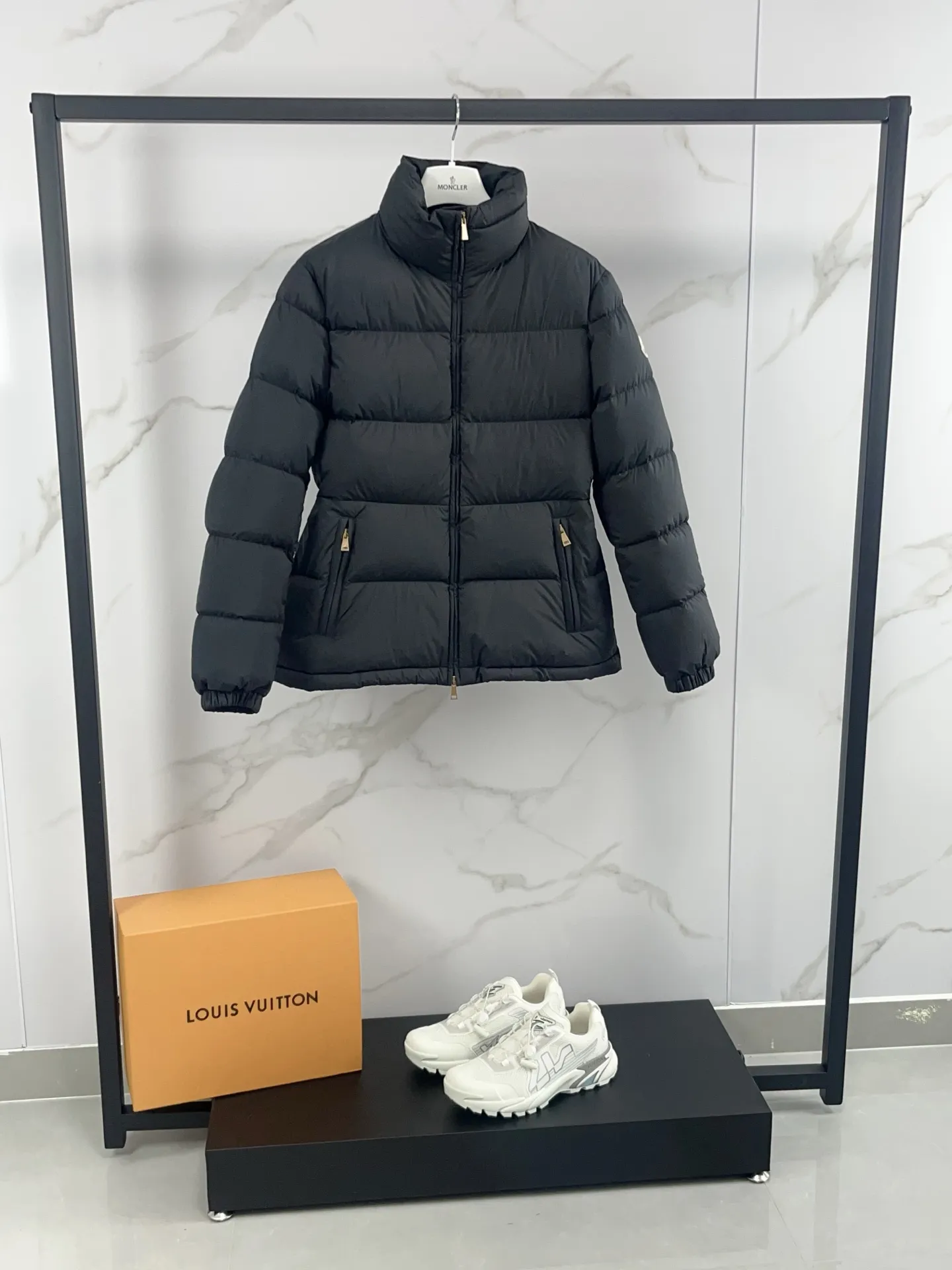 P920 🆕2025 Moncler Dourbe series Slim-fit zipper long-sleeved short down jacket Original 1:1 customized hardware accessories are all imported and original customization Welcome to compare at the counter Absolutely high quality Use top-grade 95 white duck down Super soft Full of feathers and fluffy Super heavy workmanship The fabric is extremely comfortable 👍 The version is perfect Note⚠The fabric is super comfortable Exclusive model Non-market goods Sizes: 1-4