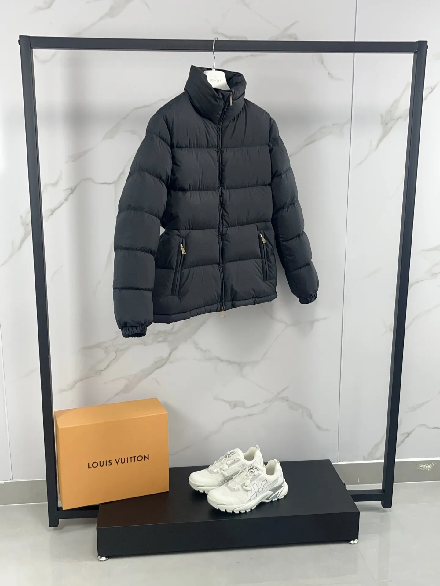 P920 🆕2025 Moncler Dourbe series Slim-fit zipper long-sleeved short down jacket Original 1:1 customized hardware accessories are all imported and original customization Welcome to compare at the counter Absolutely high quality Use top-grade 95 white duck down Super soft Full of feathers and fluffy Super heavy workmanship The fabric is extremely comfortable 👍 The version is perfect Note⚠The fabric is super comfortable Exclusive model Non-market goods Sizes: 1-4