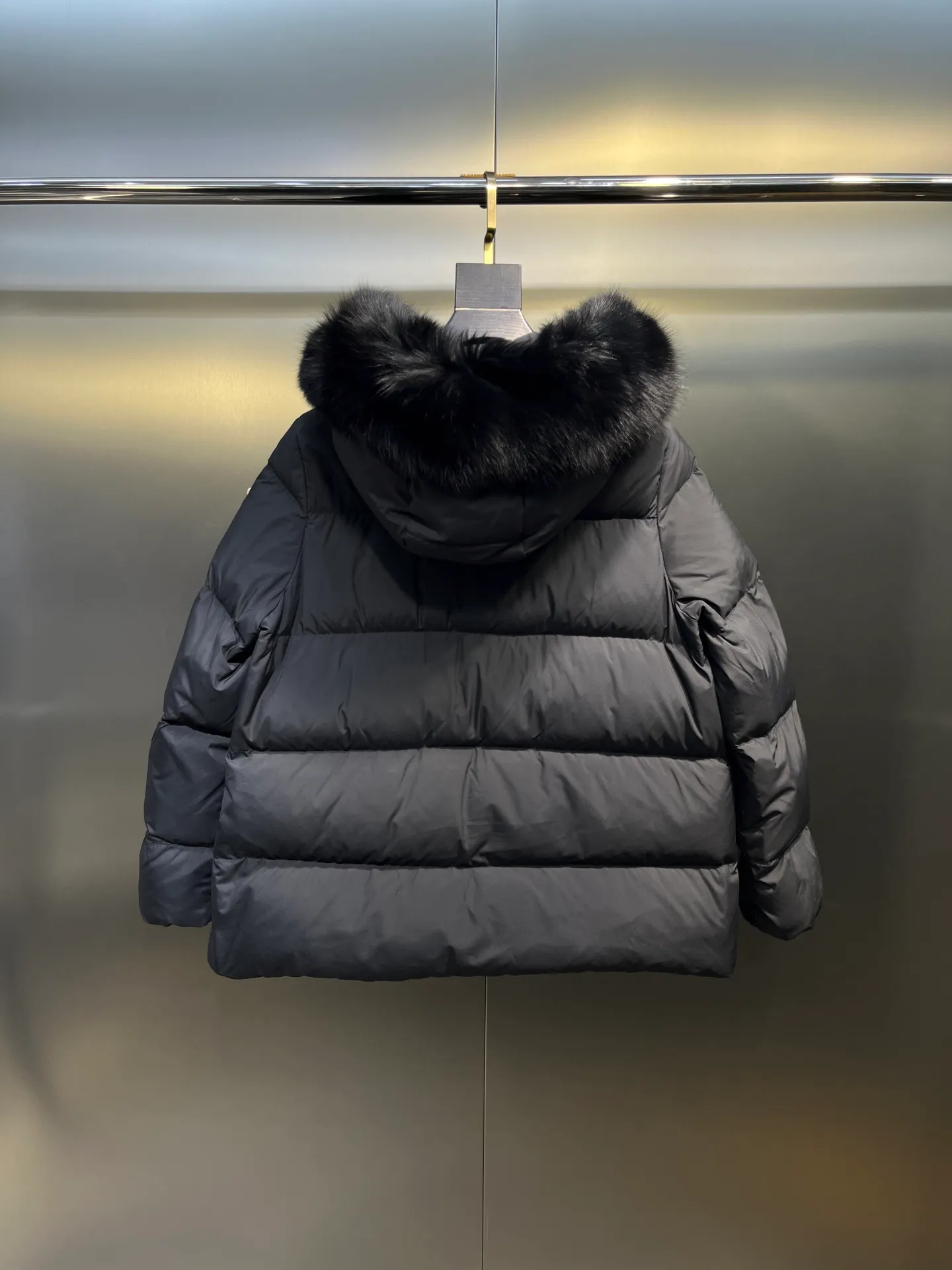 P1000 moncler🌟 25s new autumn and winter classic doll version hooded fur collar down jacket. Original custom-made oversized raccoon fur collar. Memory silk fabric texture is awesome. Age-reducing girl style. A-line version casual and age-reducing and fashionable. National standard imported 90 velvet filling. Light, warm and comfortable. Original hardware accessories. Original mark and complete accessories. Size: 1234