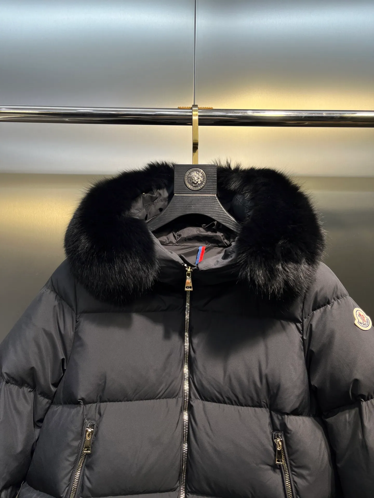 P1000 moncler🌟 25s new autumn and winter classic doll version hooded fur collar down jacket. Original custom-made oversized raccoon fur collar. Memory silk fabric texture is awesome. Age-reducing girl style. A-line version casual and age-reducing and fashionable. National standard imported 90 velvet filling. Light, warm and comfortable. Original hardware accessories. Original mark and complete accessories. Size: 1234