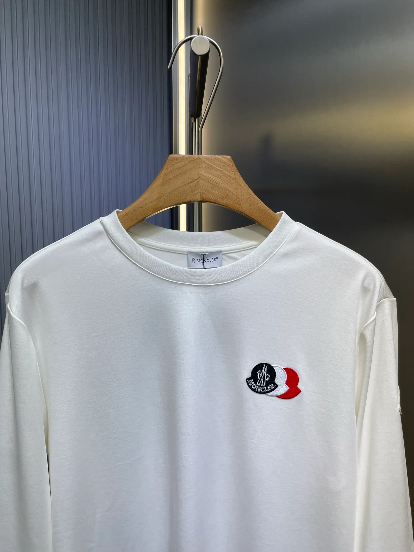 P320 Moncler 🌟 High-end series, 25ss new autumn and winter embroidered round neck bottoming long-sleeved T-shirt, with brand logo embroidery design on the front chest, classic felt embroidered logo on the left sleeve edge, and high-end thread design on the cuffs, creating a basic men's item and injecting new ideas into the men's wardrobe. Made of 100% long-staple cotton➕imported Lenzing Modal blended fabric. The fabric has a high-end texture, is soft and silky, has excellent elasticity, is anti-wrinkle and anti-yellowing, and will not be easily deformed after long-term wear. Size: s-xxxl