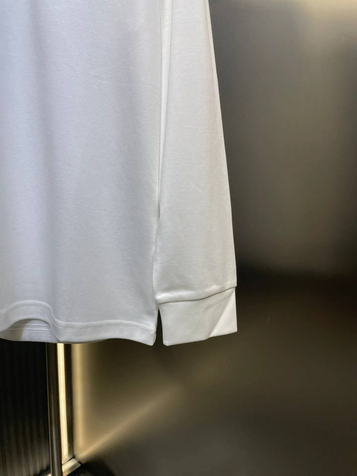 P320 Moncler 🌟 High-end series, 25ss new autumn and winter embroidered round neck bottoming long-sleeved T-shirt, with brand logo embroidery design on the front chest, classic felt embroidered logo on the left sleeve edge, and high-end thread design on the cuffs, creating a basic men's item and injecting new ideas into the men's wardrobe. Made of 100% long-staple cotton➕imported Lenzing Modal blended fabric. The fabric has a high-end texture, is soft and silky, has excellent elasticity, is anti-wrinkle and anti-yellowing, and will not be easily deformed after long-term wear. Size: s-xxxl