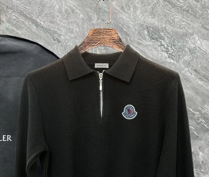 P250 Moncler masked zipper lapel sweater, the latest 2025 casual Polo wool sweater.  The texture is delicate, soft and comfortable, skin-friendly and warm, not easy to deform, simple and high-end style, and the logo on the chest is very exquisite and perfect! The upper body effect is very strong 👍 Color: black, gray Size: S-XL
