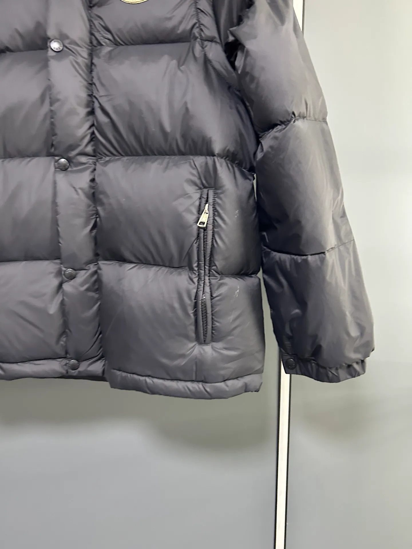 P800 2025 new autumn and winter style Moncler Avocette detachable vest down jacket original custom-made hardware accessories are fully imported and original customization is welcome. Absolutely high quality using top-grade 95 white duck down. Super soft and fluffy. Super heavy-duty fabric. Excellent workmanship. Perfect version. Note △The fabric is super comfortable and warm. Exclusive non-market product. The upper body effect is super good. Same style for men and women. Color: Black Size: M-3XL