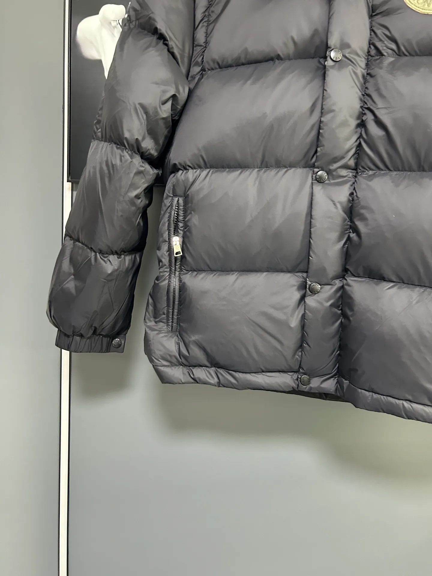 P800 2025 new autumn and winter style Moncler Avocette detachable vest down jacket original custom-made hardware accessories are fully imported and original customization is welcome. Absolutely high quality using top-grade 95 white duck down. Super soft and fluffy. Super heavy-duty fabric. Excellent workmanship. Perfect version. Note △The fabric is super comfortable and warm. Exclusive non-market product. The upper body effect is super good. Same style for men and women. Color: Black Size: M-3XL