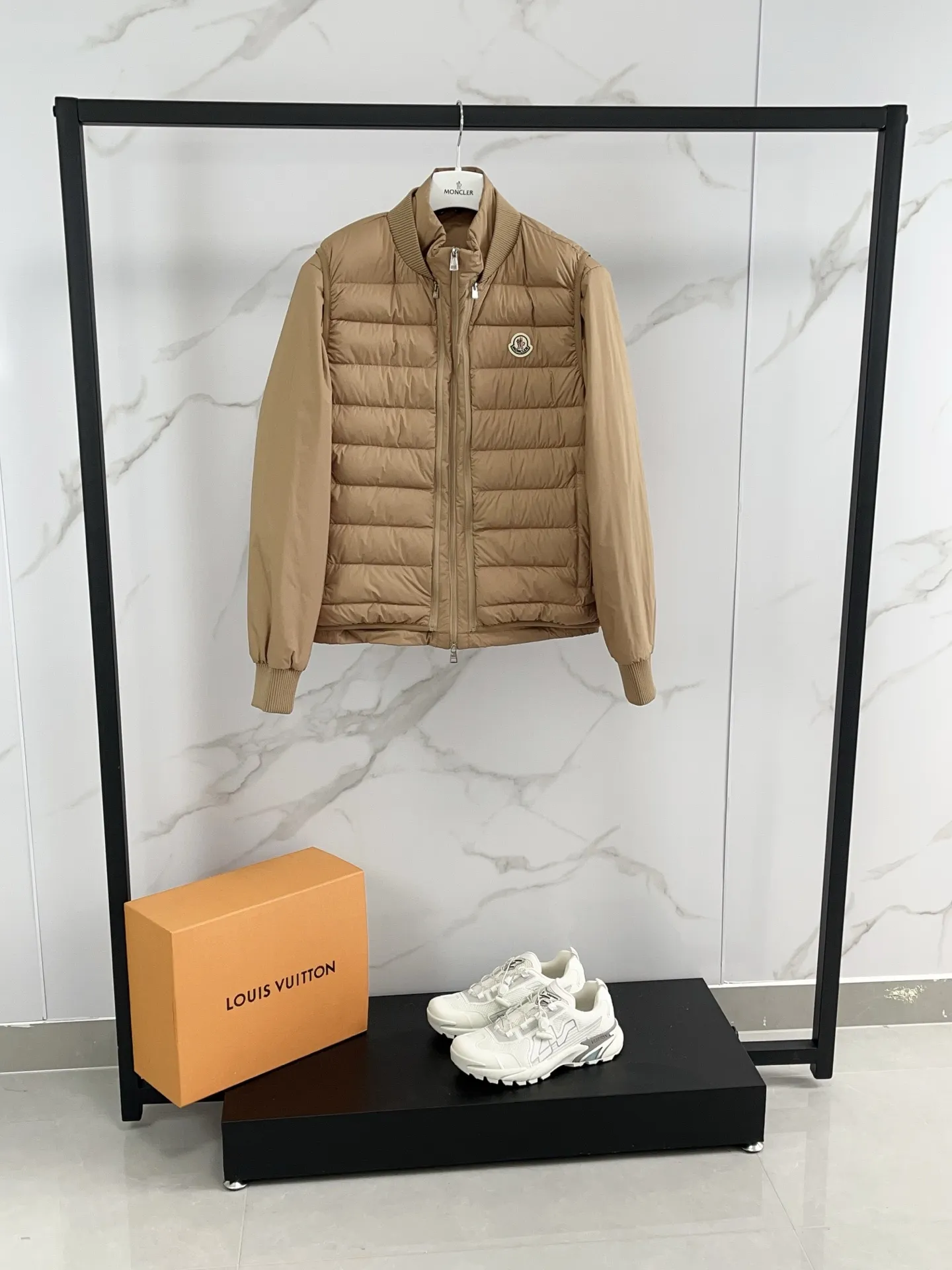 Special grade P1180 Moncler down jacket 2025 latest fashion designer down jacket. Every detail shows high-end craftsmanship. The design changes of structural tailoring show the diverse image changes of men. It is slim and neat, and tailored to meet the current popular multi-layered wear. It is a versatile style for life. Color: coffee black Code number: 12345