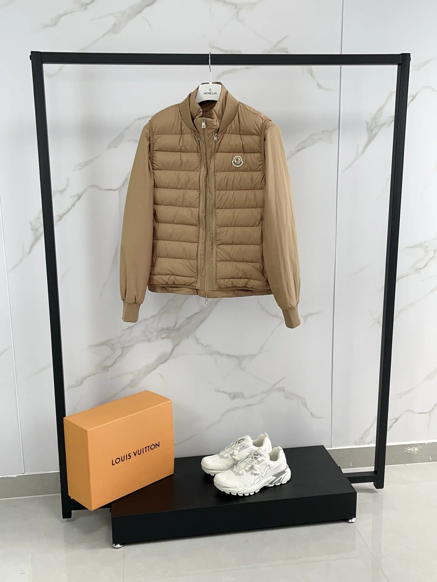 Special grade P1180 Moncler down jacket 2025 latest fashion designer down jacket. Every detail shows high-end craftsmanship. The design changes of structural tailoring show the diverse image changes of men. It is slim and neat, and tailored to meet the current popular multi-layered wear. It is a versatile style for life. Color: coffee black Code number: 12345
