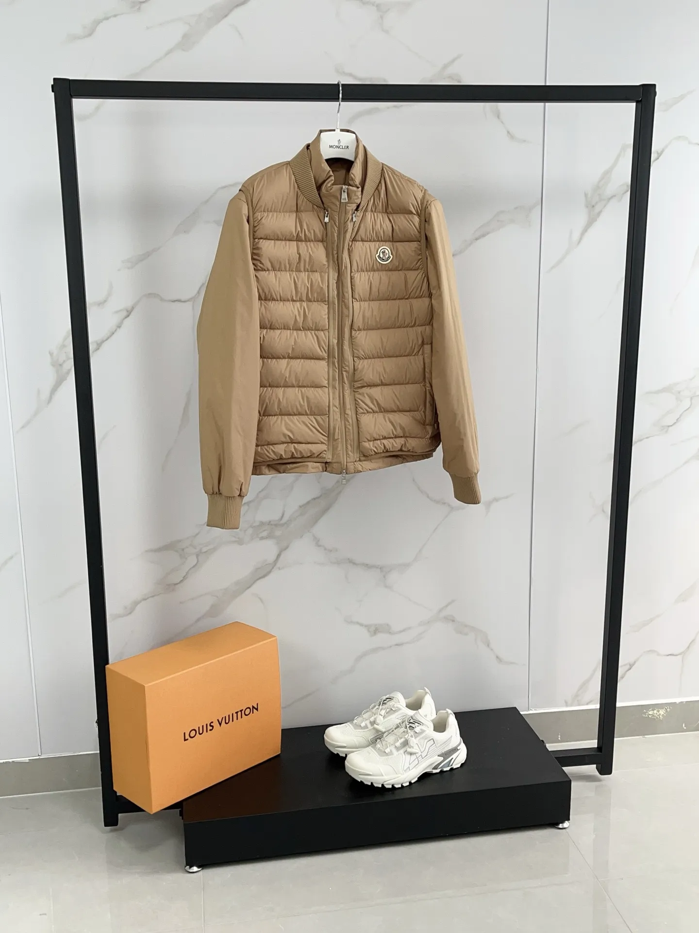 Special grade P1180 Moncler down jacket 2025 latest fashion designer down jacket. Every detail shows high-end craftsmanship. The design changes of structural tailoring show the diverse image changes of men. It is slim and neat, and tailored to meet the current popular multi-layered wear. It is a versatile style for life. Color: coffee black Code number: 12345