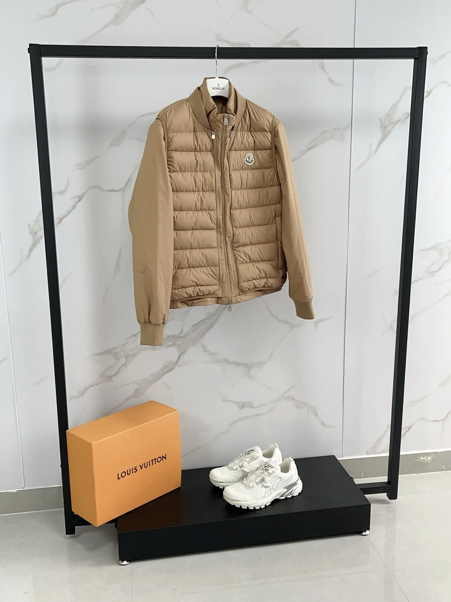 Special grade P1180 Moncler down jacket 2025 latest fashion designer down jacket. Every detail shows high-end craftsmanship. The design changes of structural tailoring show the diverse image changes of men. It is slim and neat, and tailored to meet the current popular multi-layered wear. It is a versatile style for life. Color: coffee black Code number: 12345