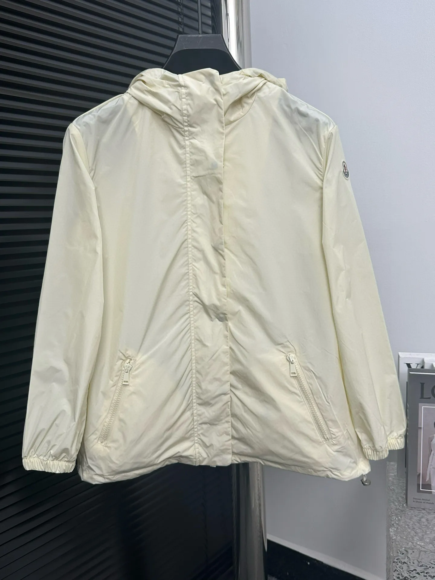 P480 [Moncler] Hooded Sun Protection Jacket for Women with Mouth Cover, Short Jacket, Sun Protection Jacket. Super breathable, perfect for sun protection in summer! This year’s hot workwear element, the mid-length version is also great at covering your flesh! The original hardware mold opening cannot be said to be similar, it can only be said to be exactly the same. Color: Black Milky White Pink Size: 0 1 2