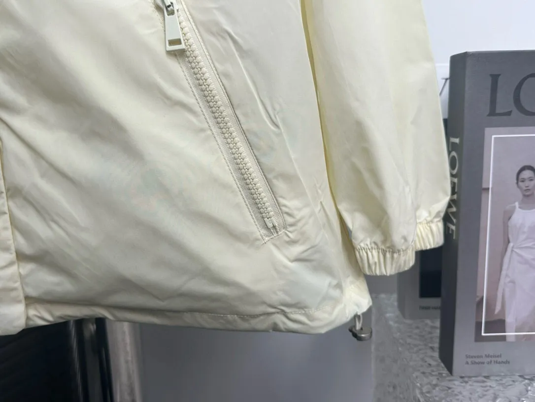 P480 [Moncler] Hooded Sun Protection Jacket for Women with Mouth Cover, Short Jacket, Sun Protection Jacket. Super breathable, perfect for sun protection in summer! This year’s hot workwear element, the mid-length version is also great at covering your flesh! The original hardware mold opening cannot be said to be similar, it can only be said to be exactly the same. Color: Black Milky White Pink Size: 0 1 2