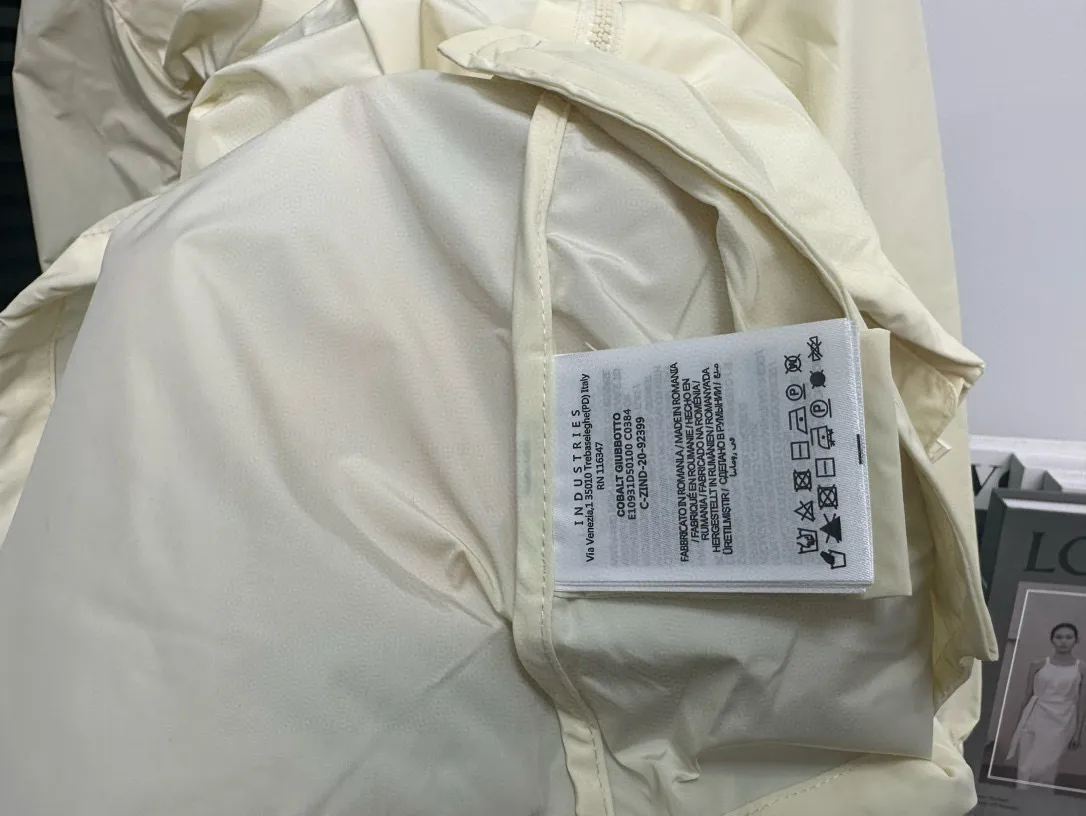 P480 [Moncler] Hooded Sun Protection Jacket for Women with Mouth Cover, Short Jacket, Sun Protection Jacket. Super breathable, perfect for sun protection in summer! This year’s hot workwear element, the mid-length version is also great at covering your flesh! The original hardware mold opening cannot be said to be similar, it can only be said to be exactly the same. Color: Black Milky White Pink Size: 0 1 2