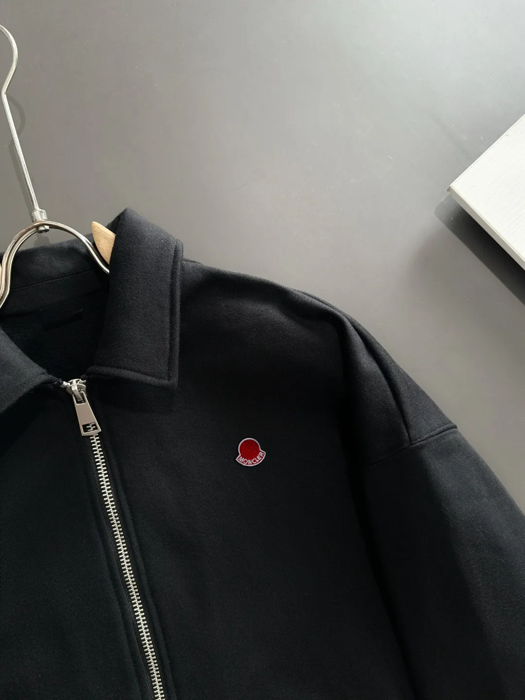 Next day shipment P460 MONCLER/Muzzle Exclusive launch of 25ss new autumn and winter lapel zipper jacket Many celebrities have the same style. Craftsmanship that ordinary small workshops cannot copy. We are not afraid of any challenges in terms of materials, detail restoration and craftsmanship, just to provide you with wonderful products. Compare the top original versions at will. No expense is spared just to make it better. Unique imported fabric feel. Purely imported German machine production. Precision operation and 10,000-needle density. A full set of new accessories and three standards are fully customized simultaneously. The upper body is versatile and fashionable. The perfect choice for autumn and winter. A must-have item. Size chart: S to XXL (or please state your height and weight when placing an order)
