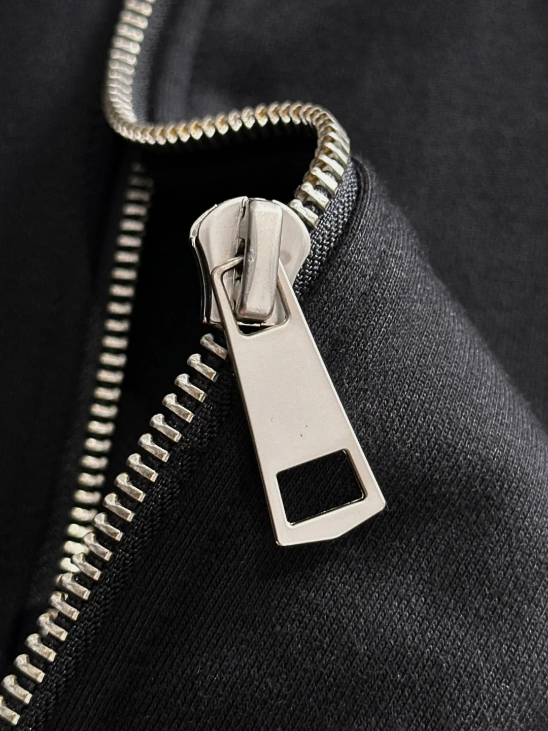 Next day shipment P460 MONCLER/Muzzle Exclusive launch of 25ss new autumn and winter lapel zipper jacket Many celebrities have the same style. Craftsmanship that ordinary small workshops cannot copy. We are not afraid of any challenges in terms of materials, detail restoration and craftsmanship, just to provide you with wonderful products. Compare the top original versions at will. No expense is spared just to make it better. Unique imported fabric feel. Purely imported German machine production. Precision operation and 10,000-needle density. A full set of new accessories and three standards are fully customized simultaneously. The upper body is versatile and fashionable. The perfect choice for autumn and winter. A must-have item. Size chart: S to XXL (or please state your height and weight when placing an order)