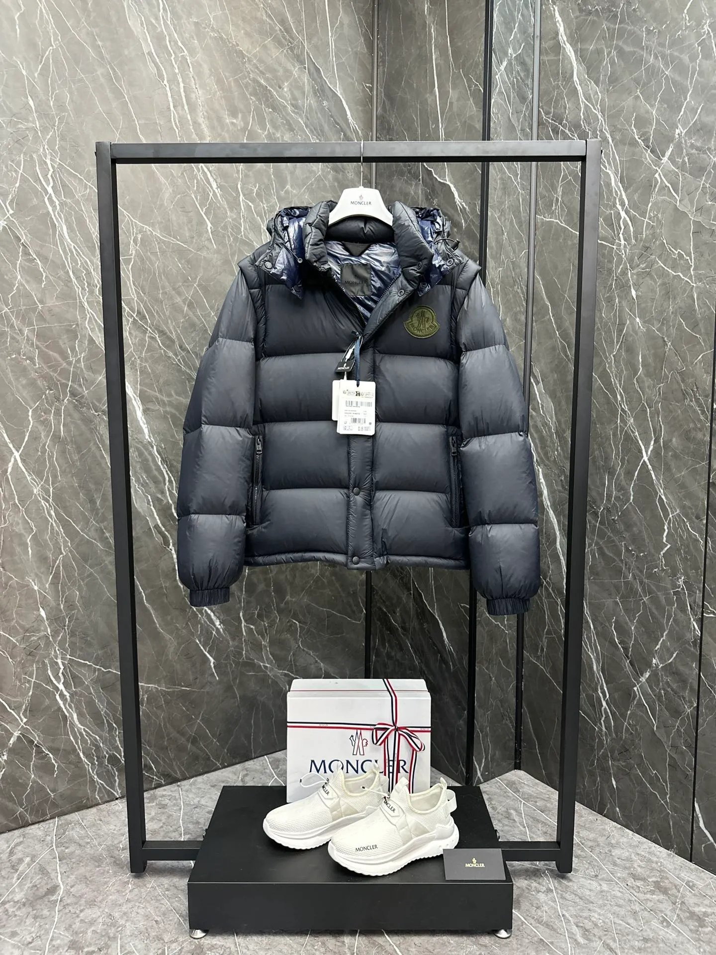 P900 Premium down ⬆️Moncler Cyclone 2-in-1 down jacket. ⚠️Duck down filling, small size filling 320g➕, easy to wear in winter in one piece. Changeable/jacket/hooded vest/stand collar vest/hooded down jacket. The Cyclone down jacket is equipped with detachable sleeves and can be worn as a vest or jacket.  The Cyclone down jacket is a modern take on the classic silhouette of the 1980s, with a new, simple silhouette. This short down jacket is made from nylon and features easily removable sleeves, allowing you to convert the jacket into a vest. A removable hood and contrast lining complete the design. Details • Made of nylon fabric • Nylon laqué lining • Filled with down • Detachable hood and sleeves • Zipper and snap closure • Zipper pockets • Elastic cuffs • Elastic drawstring hem Size: 1-5 Black Dark Blue Chocolate Baby Blue Four Colors Couple Style. D9888055780