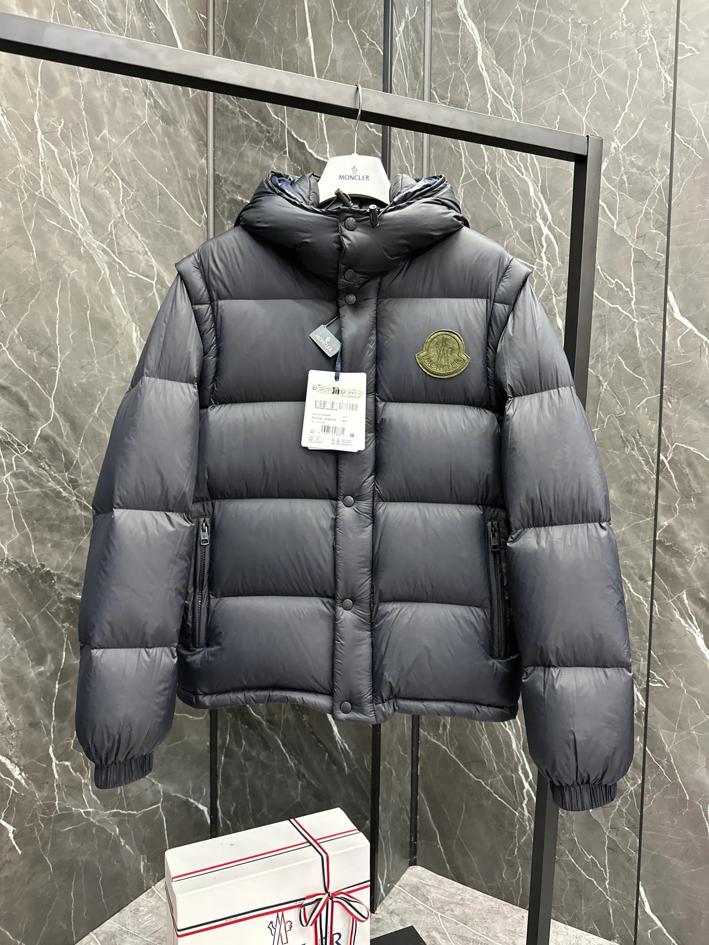 P900 Premium down ⬆️Moncler Cyclone 2-in-1 down jacket. ⚠️Duck down filling, small size filling 320g➕, easy to wear in winter in one piece. Changeable/jacket/hooded vest/stand collar vest/hooded down jacket. The Cyclone down jacket is equipped with detachable sleeves and can be worn as a vest or jacket.  The Cyclone down jacket is a modern take on the classic silhouette of the 1980s, with a new, simple silhouette. This short down jacket is made from nylon and features easily removable sleeves, allowing you to convert the jacket into a vest. A removable hood and contrast lining complete the design. Details • Made of nylon fabric • Nylon laqué lining • Filled with down • Detachable hood and sleeves • Zipper and snap closure • Zipper pockets • Elastic cuffs • Elastic drawstring hem Size: 1-5 Black Dark Blue Chocolate Baby Blue Four Colors Couple Style. D9888055780