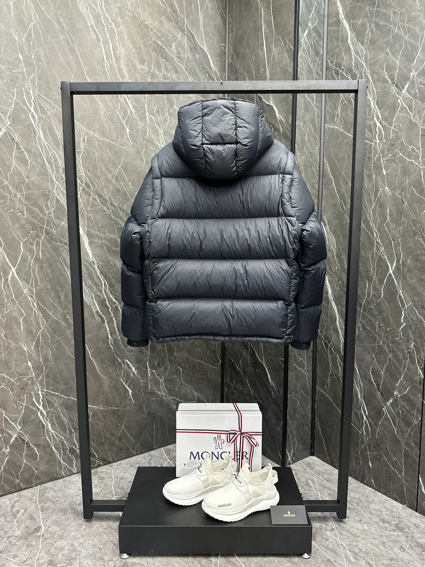 P900 Premium down ⬆️Moncler Cyclone 2-in-1 down jacket. ⚠️Duck down filling, small size filling 320g➕, easy to wear in winter in one piece. Changeable/jacket/hooded vest/stand collar vest/hooded down jacket. The Cyclone down jacket is equipped with detachable sleeves and can be worn as a vest or jacket.  The Cyclone down jacket is a modern take on the classic silhouette of the 1980s, with a new, simple silhouette. This short down jacket is made from nylon and features easily removable sleeves, allowing you to convert the jacket into a vest. A removable hood and contrast lining complete the design. Details • Made of nylon fabric • Nylon laqué lining • Filled with down • Detachable hood and sleeves • Zipper and snap closure • Zipper pockets • Elastic cuffs • Elastic drawstring hem Size: 1-5 Black Dark Blue Chocolate Baby Blue Four Colors Couple Style. D9888055780