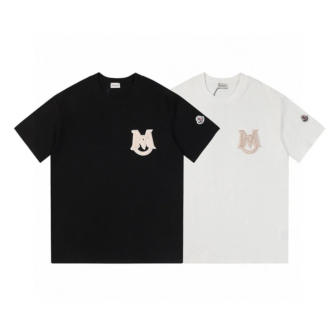 P134 Style No.: 811 〈MONCLER〉The price of the MONCLER is actually quite advantageous. Those who have been to the counters should know that the price of the MONCLER is not much cheaper than that of Gucci Burberry. It is just relatively low-key and unwilling to hype. It is a picture that you want to buy or not. It has an arrogant existence... Exclusively customized 270 grams of 32-count double-yarn smooth cotton. The texture is very soft and comfortable. 100% top-grade fabrics that are different from the market (no shrinkage, no deformation, no pilling) Matched with 320g 1*1 thread (fabric threads are dyed in the same vat, no color difference, threads are not easy to deform) Color: Black White Size: S-XL