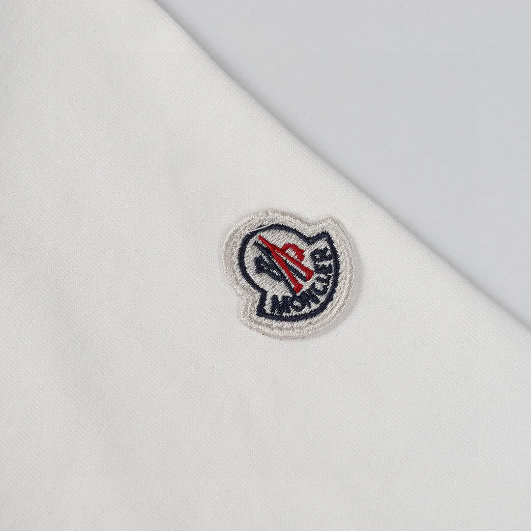 P134 Style No.: 811 〈MONCLER〉The price of the MONCLER is actually quite advantageous. Those who have been to the counters should know that the price of the MONCLER is not much cheaper than that of Gucci Burberry. It is just relatively low-key and unwilling to hype. It is a picture that you want to buy or not. It has an arrogant existence... Exclusively customized 270 grams of 32-count double-yarn smooth cotton. The texture is very soft and comfortable. 100% top-grade fabrics that are different from the market (no shrinkage, no deformation, no pilling) Matched with 320g 1*1 thread (fabric threads are dyed in the same vat, no color difference, threads are not easy to deform) Color: Black White Size: S-XL