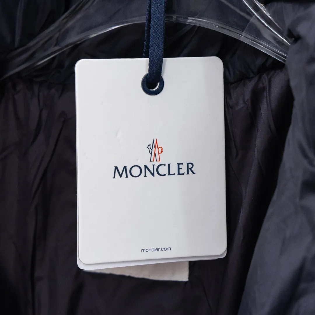 P900 top version (different currencies) Style: Moncler Besbre series solid color zipper stand collar long-sleeved down jacket (all made of national standard 90 goose down, sizes are all authentic digital sizes) Color: picture color Size: 1-2-3-4-5 Fabric: 90 goose down Accessories: full set of customized accessories No gender distinction, same style for men and women