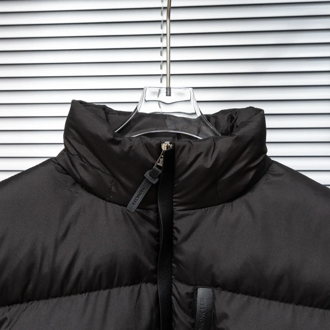 P900 top version (different currencies) Style: Moncler Besbre series solid color zipper stand collar long-sleeved down jacket (all made of national standard 90 goose down, sizes are all authentic digital sizes) Color: picture color Size: 1-2-3-4-5 Fabric: 90 goose down Accessories: full set of customized accessories No gender distinction, same style for men and women