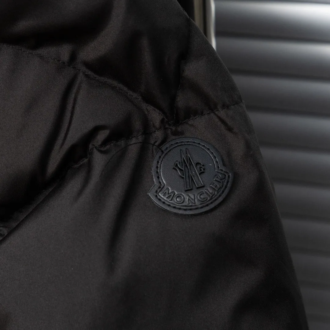 P900 top version (different currencies) Style: Moncler Besbre series solid color zipper stand collar long-sleeved down jacket (all made of national standard 90 goose down, sizes are all authentic digital sizes) Color: picture color Size: 1-2-3-4-5 Fabric: 90 goose down Accessories: full set of customized accessories No gender distinction, same style for men and women
